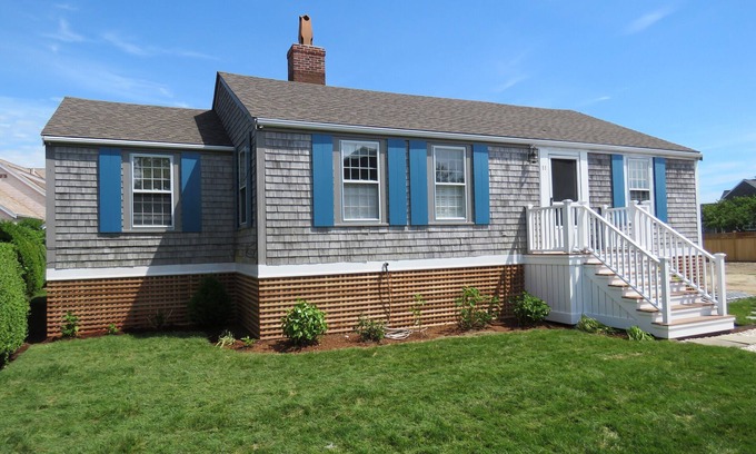 Brant Point House | Brant Point cottage close to Jetties Beach