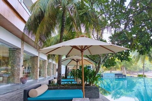 Senggigi Villa | Brave The Ocean 1 BR Beach View NE31
