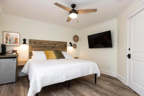 Northeast Virginia Beach Hotel | Breakers 204 Inn at Old Beach