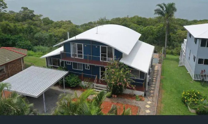 Brisbane Waterfront House | Breath taking views while you Relax on Russell