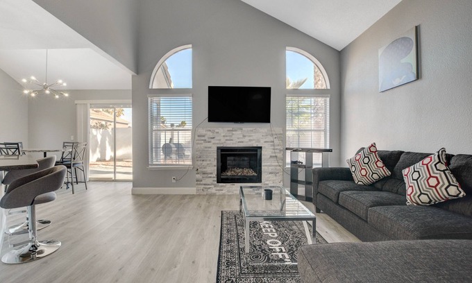 Paradise Valley House | Breathtaking 3 Br/2.5 Bath estate ONLY 1 Exit from the Las Vegas Strip &Airport