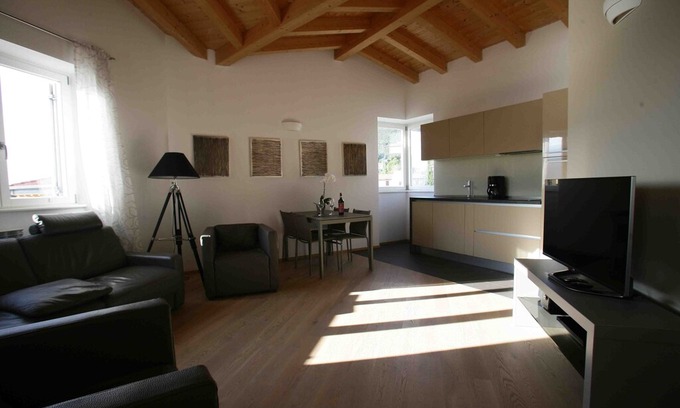 Aer Apartment | BREATHTAKING LAKE VIEW APARTMENT, SAUNA, SWIMMING POOL 6 BEDS