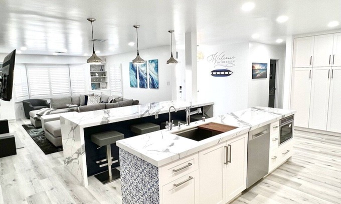 South Redondo House | Breathtaking Luxury Beach House w/Gym, Sauna, BBQ Grill, & Only Steps from Sand