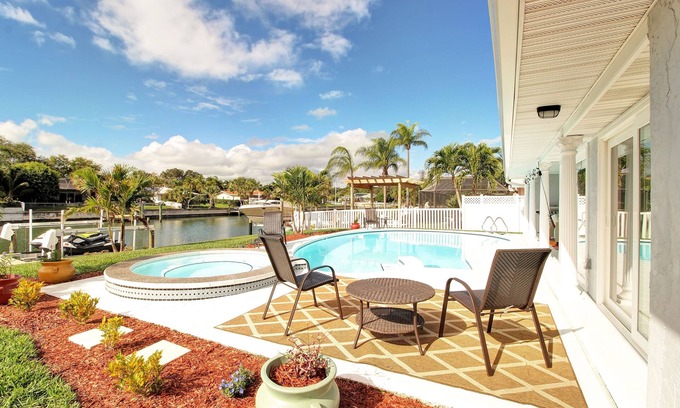 St. Petersburg House | Breathtaking Oasis Retreat in St. Pete! Stunning Sunsets and Poolside Paradise!