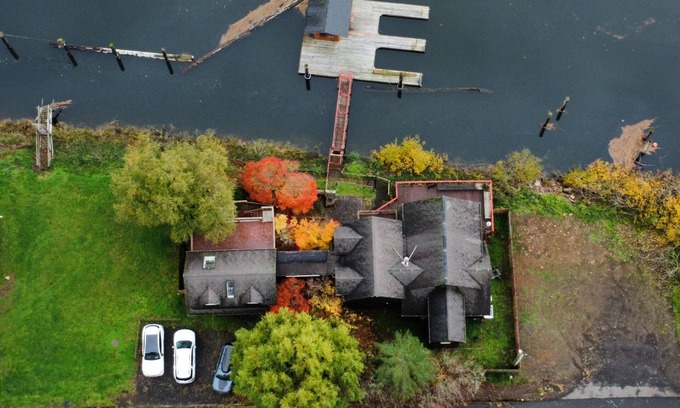 Nehalem House | Breathtaking Views at the Nehalem River Retreat