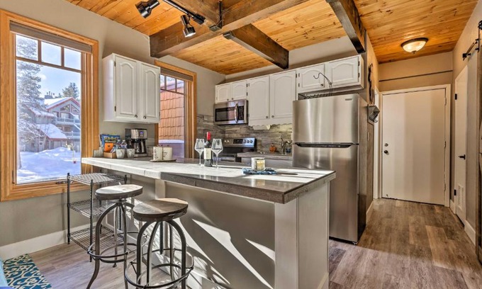 Peak 9 Apartment | Breck Condo with Hot Tub Access Walk to Main St!