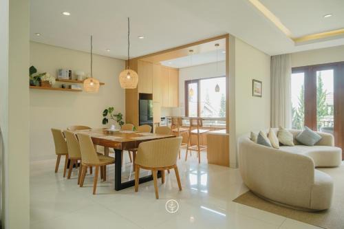 Bandung Villa | Breeze blows city view villa 4 bedrooms and 1 family room 1 king-size bed and 1 queen-size bed with a private swimming pool