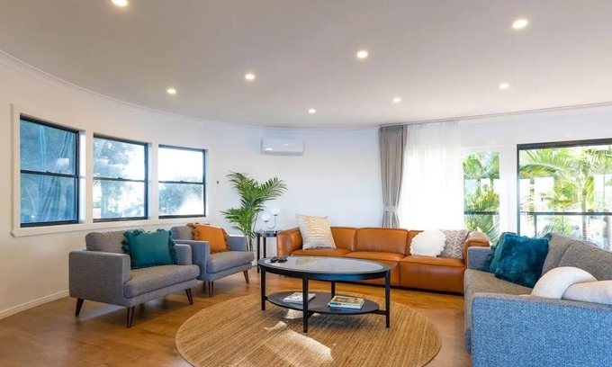 Surfers Paradise House | "Breeze on Sunset" 7 Bedroom Waterfront Haven in Surfers Paradise