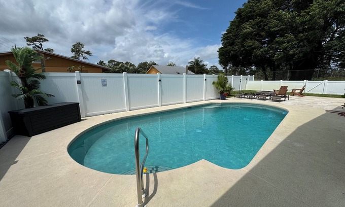 Stuart House | Breezy 4BR w/Golf Clubs + Heated Pool + Tiki Bar