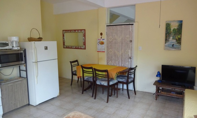 Woodbrook House | Breezy African Suite