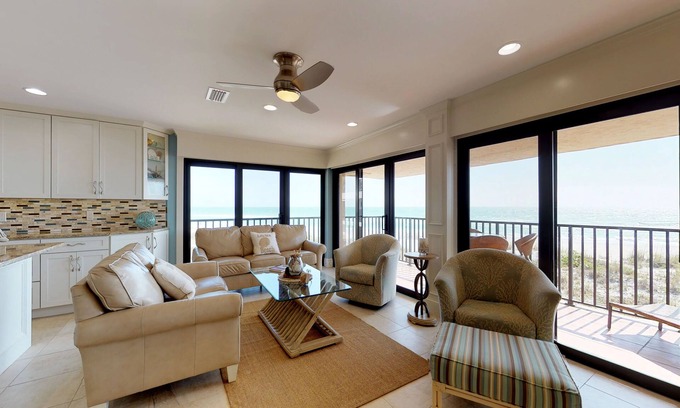 Holmes Beach Condo | Breezy condo with ocean views and shared pool - near beaches and restaurants