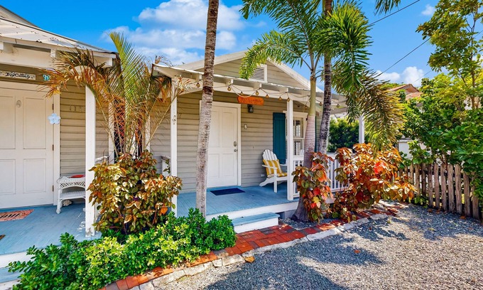 Old Town House | Breezy Florida Home with Shared Pool, Dog & Snowbird-Friendly - Walk to Beach