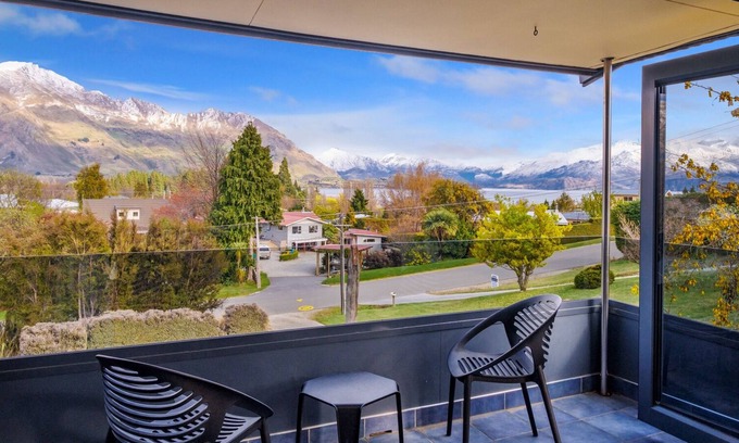 Wanaka Cottage | BREMNER BAY VIEWS - WANAKA UPSTAIRS HOLIDAY UNIT in Wanaka