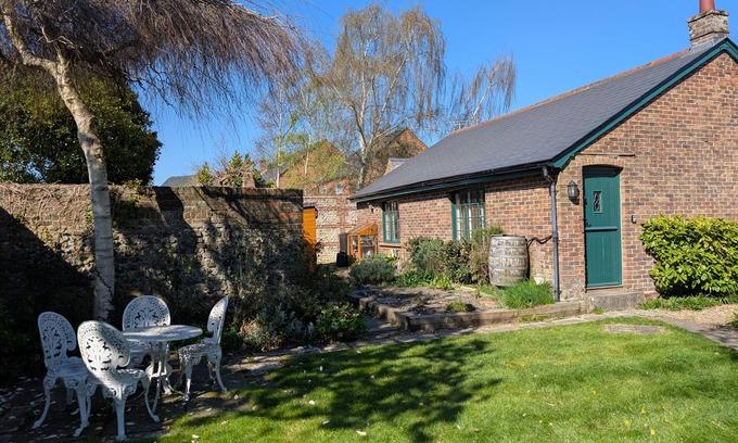 Chichester Cottage | Brewery Cottage - a cottage that sleeps 2 guests in 1 bedroom