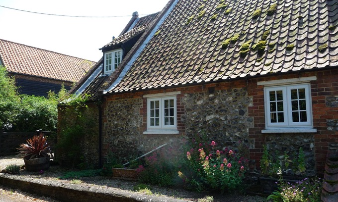 Holme Cottage | Brick and flint pet friendly cottage a short walk to sandy beach and pub