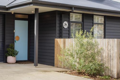 Barwon Heads House | Bridge Beach House Central Barwon Heads Sleeps 12 Walk everywhere Accessible lower level bedroom and bathroom