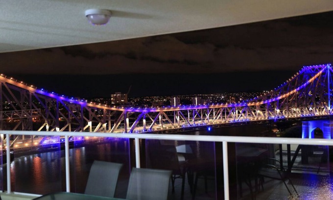 Brisbane Central Business District Apartment | Bridge & River View
