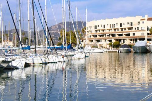 Port Cogolin Apartment | Brigantine111 - Golfe de Saint-Tropez - Appartement climatisé avec vue sur la marina