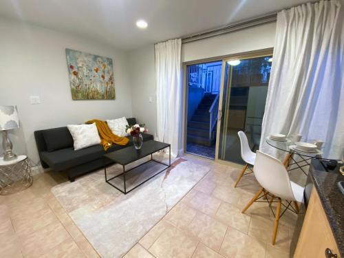 Sunset Apartment | Bright 1-Bedroom Garden Suite, Sleeps 4, Near Downtown & YVR