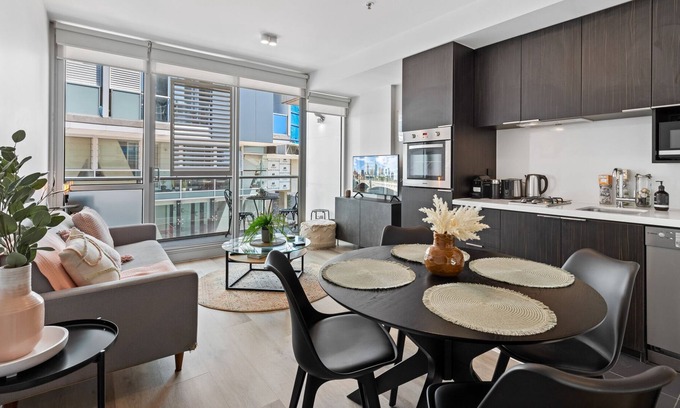 Fitzroy North Apartment | Bright 2-Bed Abode by Edinburgh Park & Amenities