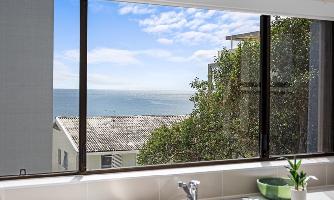 Moffat Beach Apartment | Bright 2-Bed Top-Floor Flat Near Moffat Beach