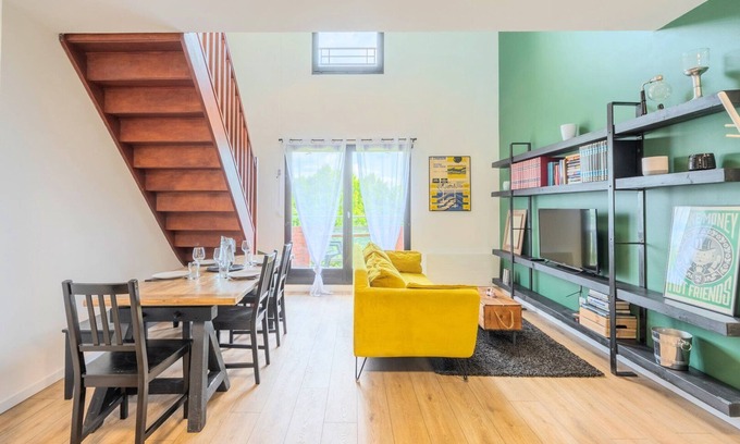 Lambersart Apartment | Bright 2-bedroom apartment w/balcony and parking.