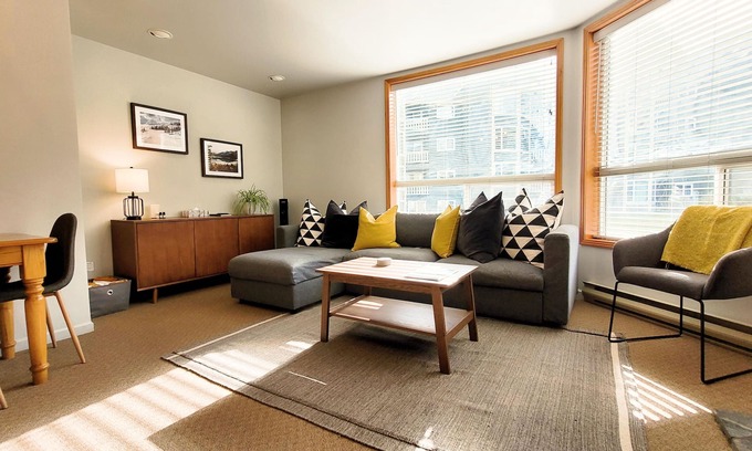 East Kootenay Condo | Bright | 2 Q Bed & Sofa Bed | Ground Floor Walk Out