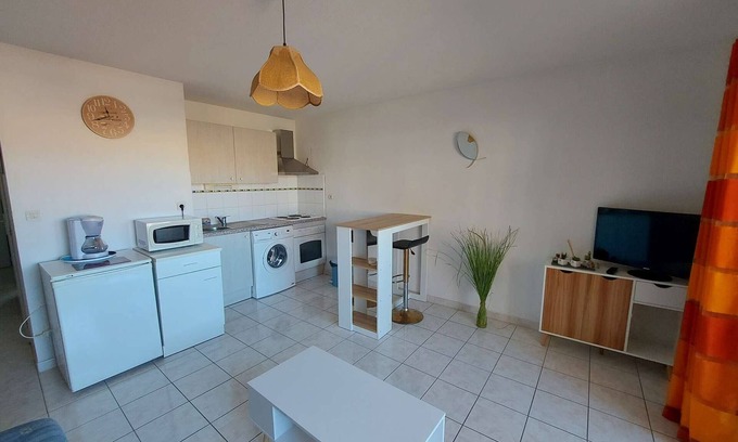Le Grau-dʼAgde Apartment | Bright 2-Room Apartment with Loggia, 50m from Beach, Shops Nearby