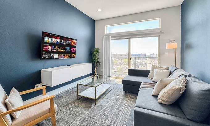Deep Ellum Apartment | Bright 2BD Apartment in Deep Ellum w/Gym and Pool