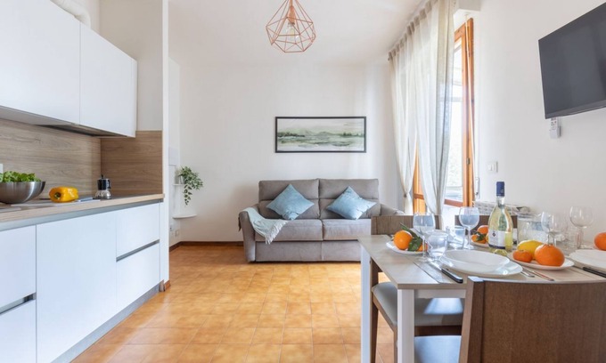 Pisa Apartment | Bright 35 sqm apartment, perfect for 4 people, located on the third floor of a building with lift (NOT suitable for disabled people). The accommodation is located in a neighborhood served by all the main services: bars, restaurants, supermarkets, pharmac