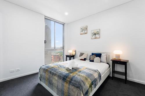 Parramatta Apartment | Bright & Airy 2BR - Steps to Station & Westfield