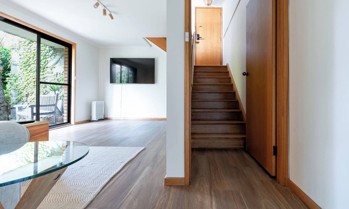 West Launceston Apartment | Bright and Beautiful Near the Gorge with Parking