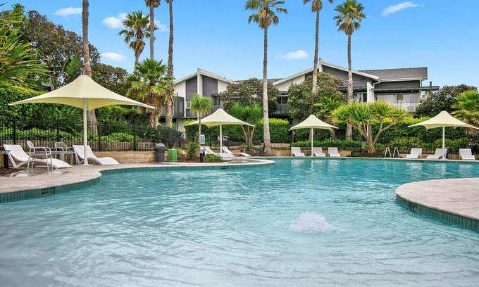 Magenta Shores House | Bright and Beautiful Apt - Magenta Shores easy access to beach, pools and restaurants