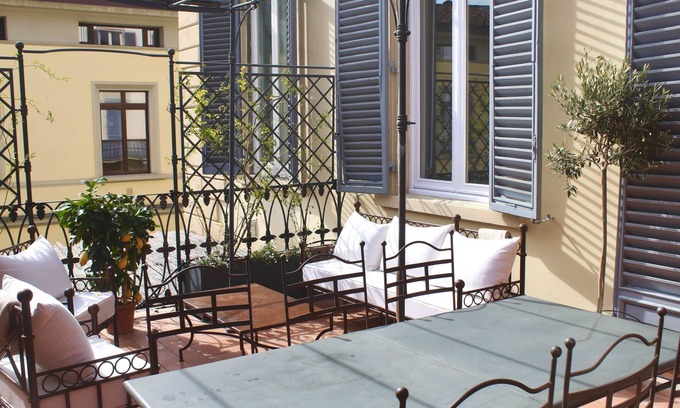 Santo Spirito Apartment | Bright and elegant flat with terrace near Ponte Vecchio