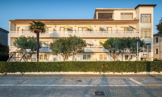 Lignano Sabbiadoro Apartment | Bright and functional studio with sea view