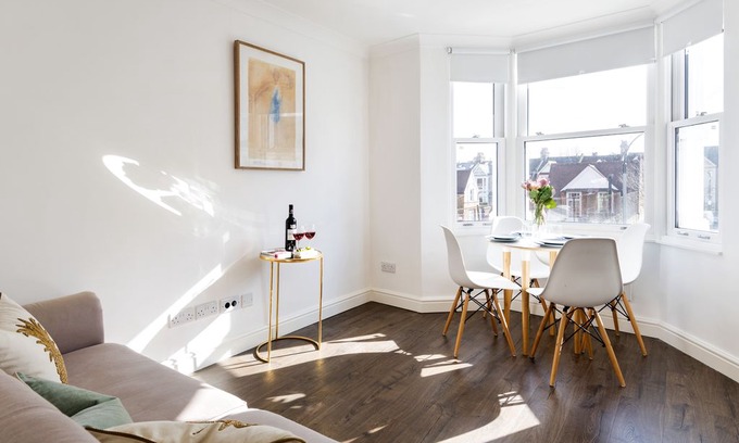 Hammersmith and Fulham Apartment | Bright and Modern Beryl Road Gem - CFR