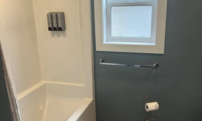 Kamloops House | Bright and Modern Daylight Suit. Pet Friendly