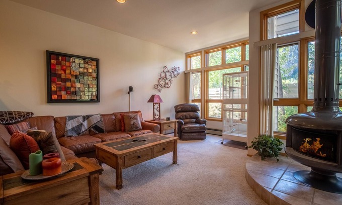 Frisco Condo | Bright and Open Mountain-Contemporary Condo One Block Off Main Street!