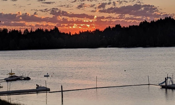 Shawnigan Lake Condo | Bright and spacious lakefront unit at Shawnigan Beach Resort