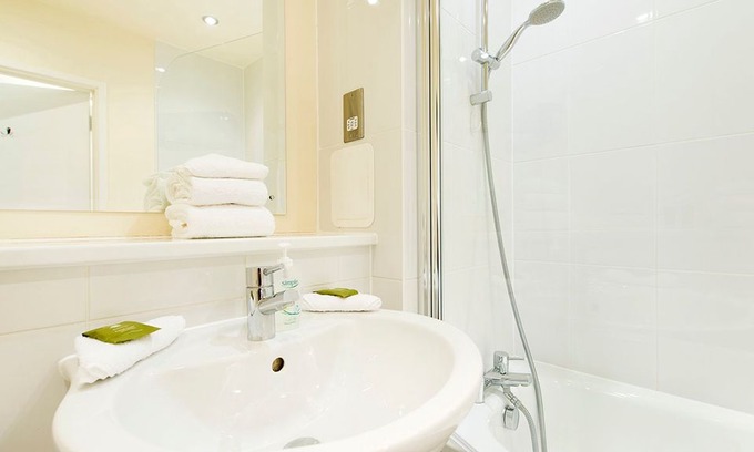 Haggerston Apartment | Bright and Spacious 2BR Flat in East London