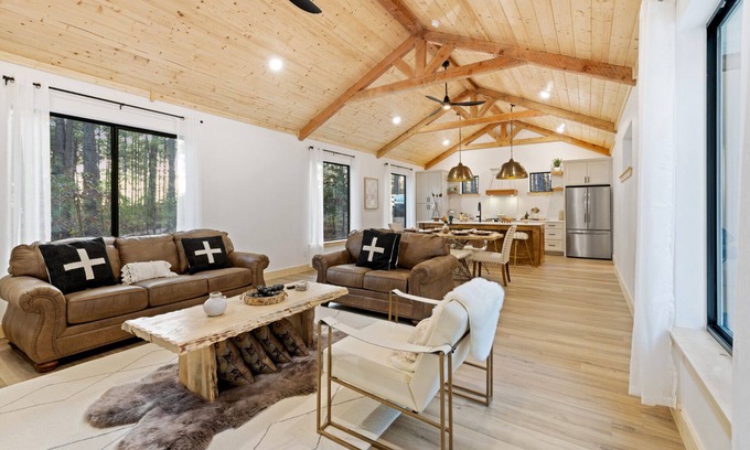 Pickens Cabin | Bright and stylish home with modern amenities