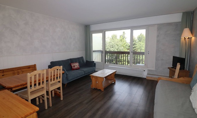 Les Almes Apartment | Bright apartment near slopes, shops, balcony