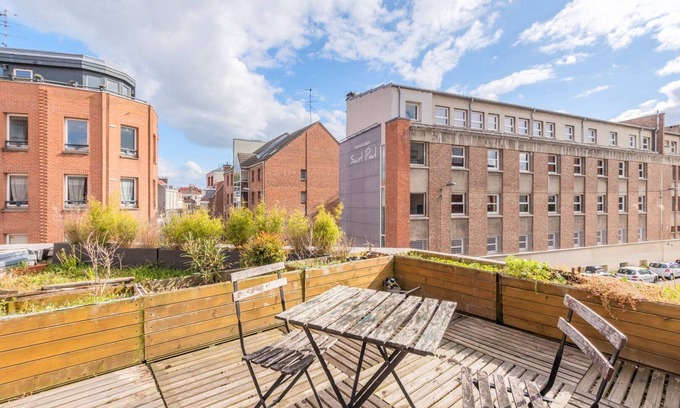 Wazemmes Apartment | Bright apartment with rooftop and private garage.