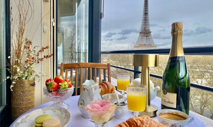 Montmartre Apartment | Bright apartment with stunning Eiffel Tower view PRE