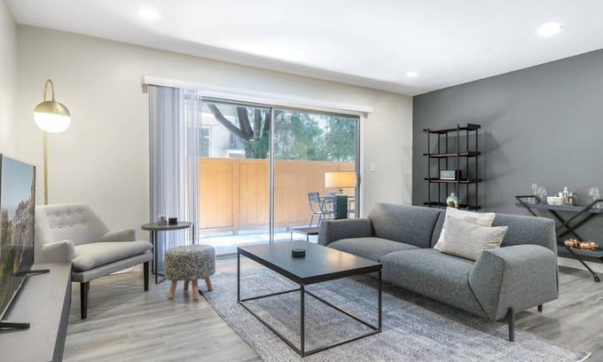 Beverly Grove Apartment | Bright Beverly Grove 2BR near Cedar Sinai Hospital, by Blueground