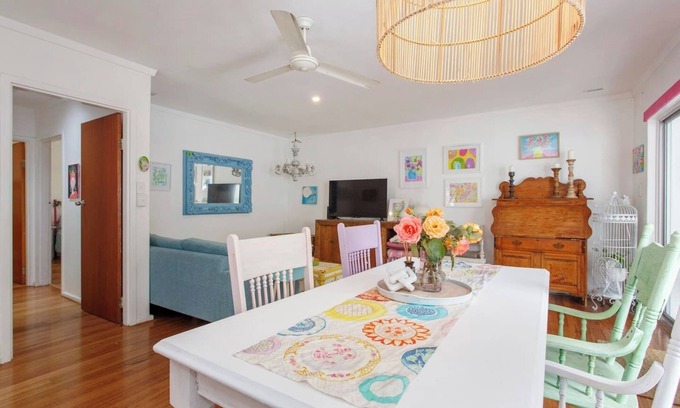 Scarborough House | Bright & Breezy Beachside Unit