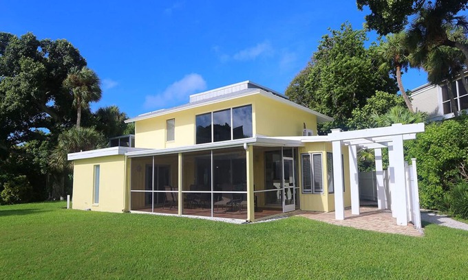 Whitney Beach Villa | Bright Breezy Spacious Bayview Condo-Walk to Beach