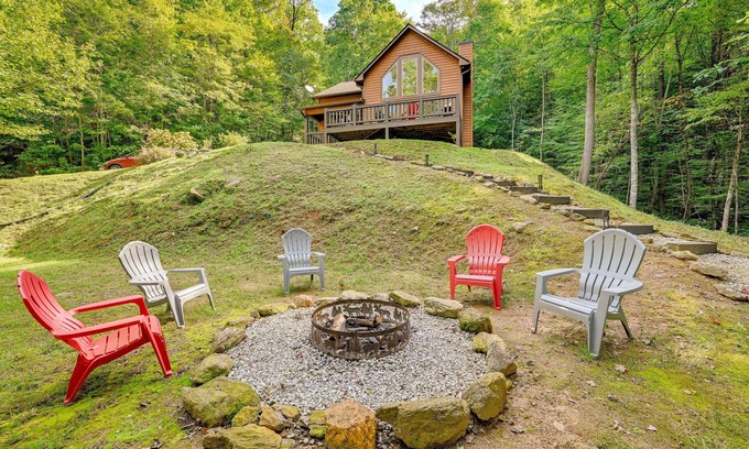 Bryson City Cabin | Bright Bryson City Cabin w/Fire Pit & Hot Tubs!