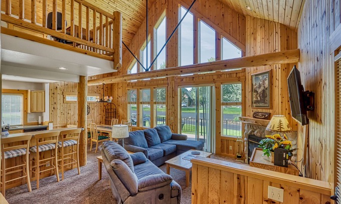 Redmond Ski Chalet | Bright Cabin with Shared Pool, Hot Tub & Resort Amenities