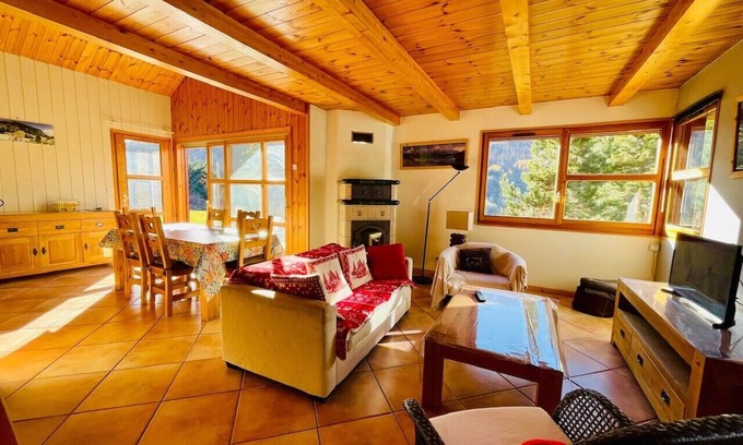 Forville Ski Chalet | Bright chalet with spacious garden in Briançon